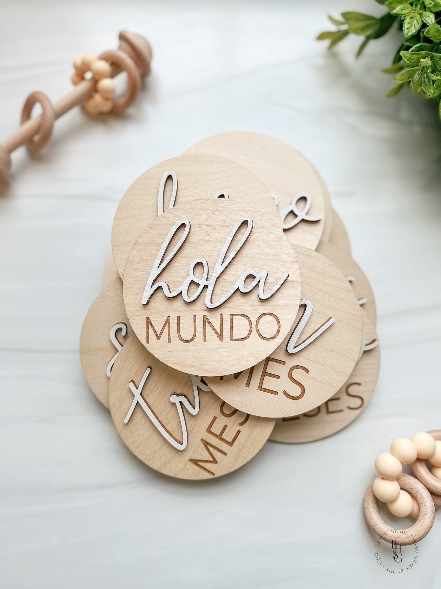 Spanish 3D Wooden Monthly Milestone Discs For Baby Photos + Matching Nameplate