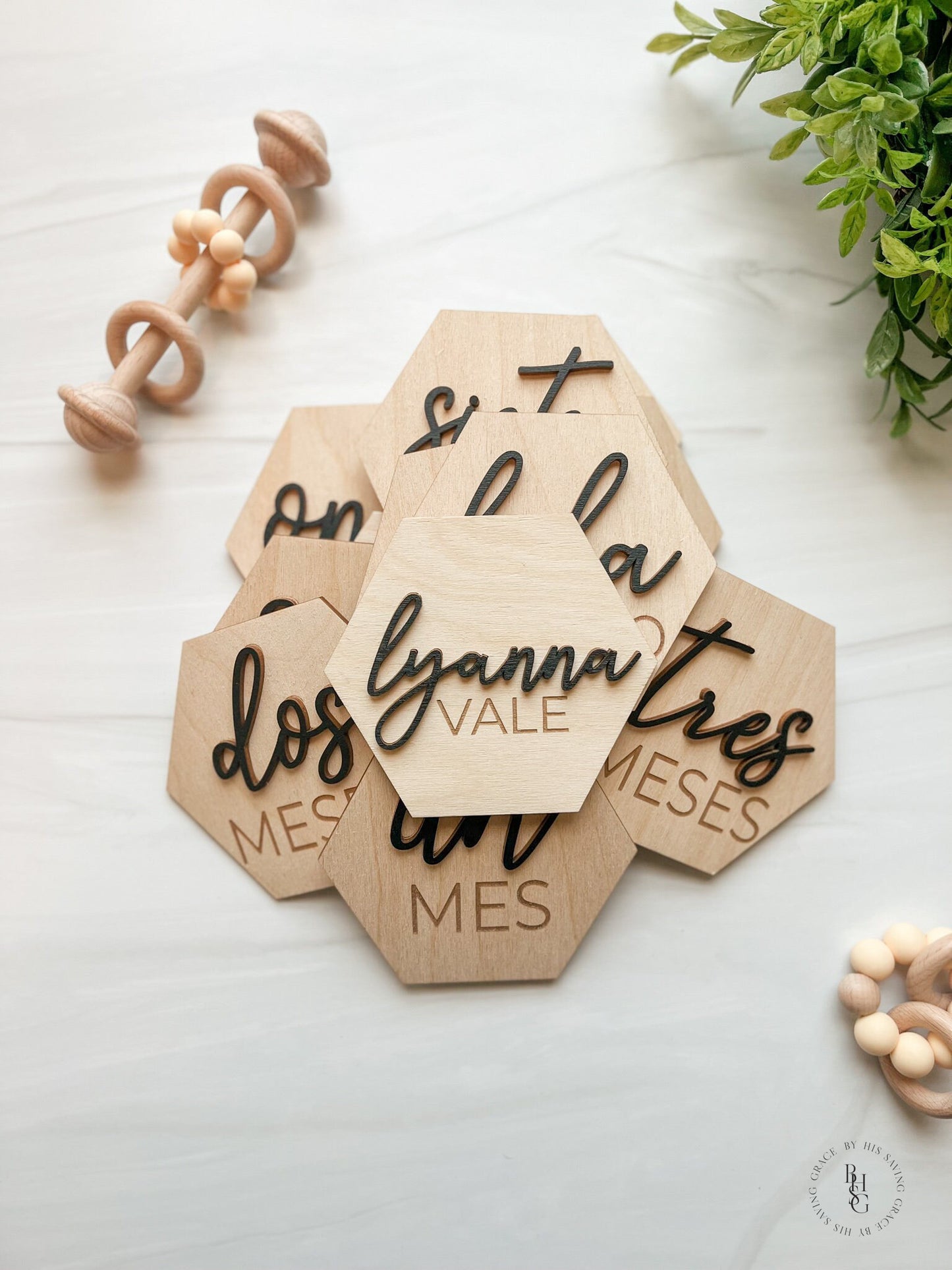 Spanish 3D Hexagon Wooden Monthly Milestone Discs For Baby Photos + Matching Nameplate